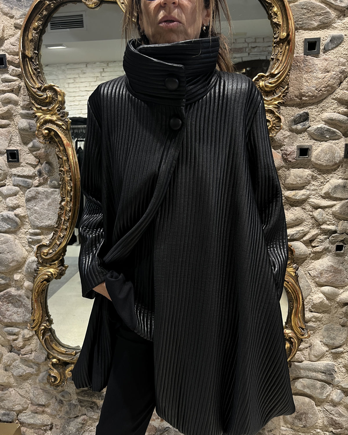 Chaqueta plisada cuello alto