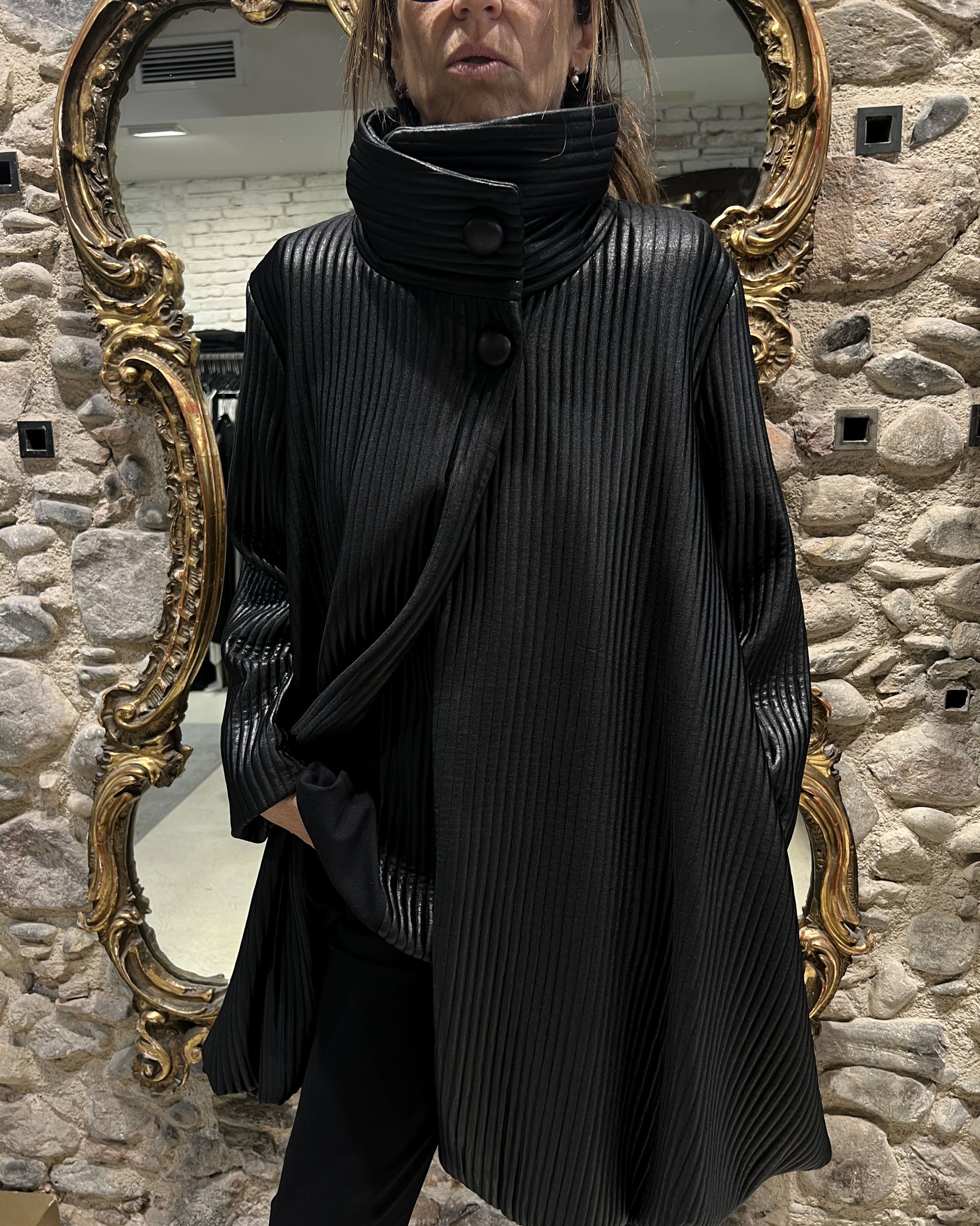 Chaqueta plisada cuello alto