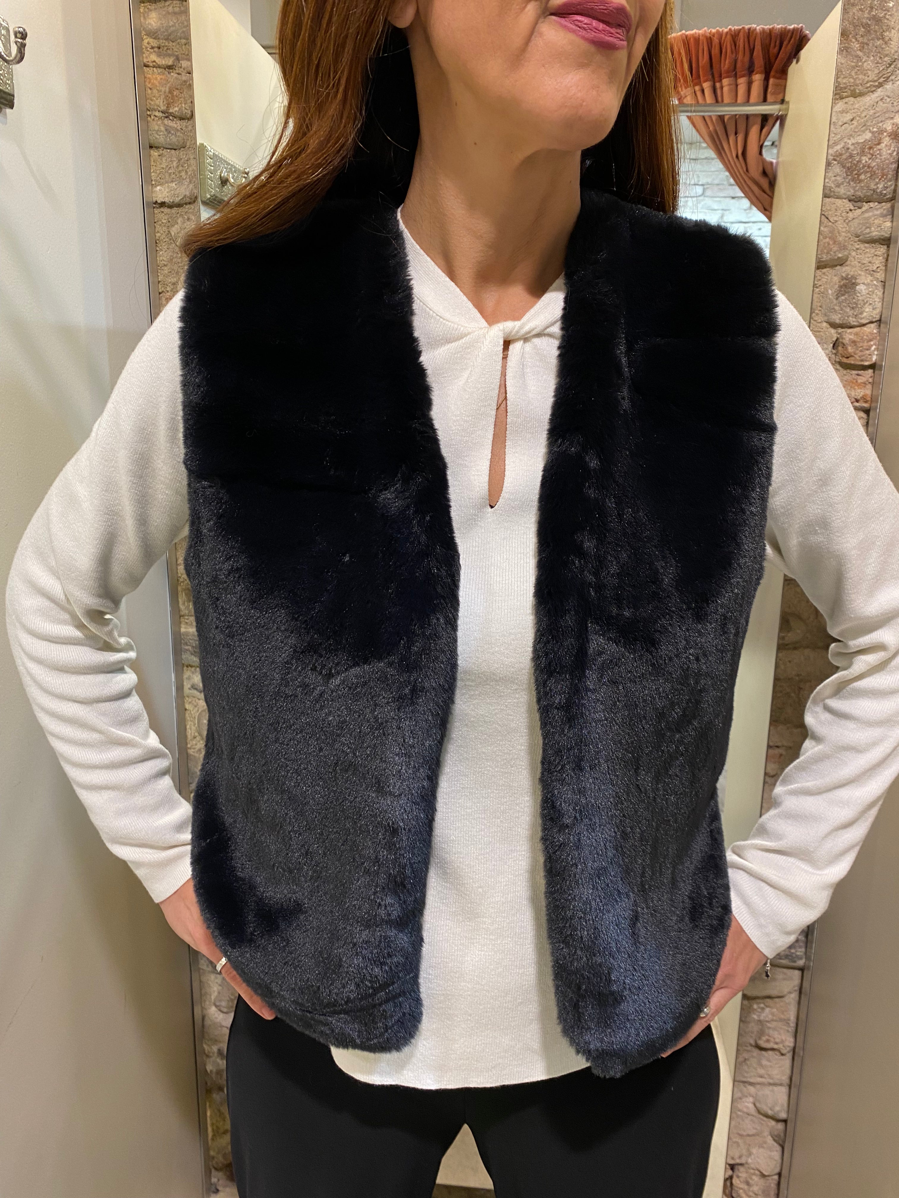 Short vest in plush fabric