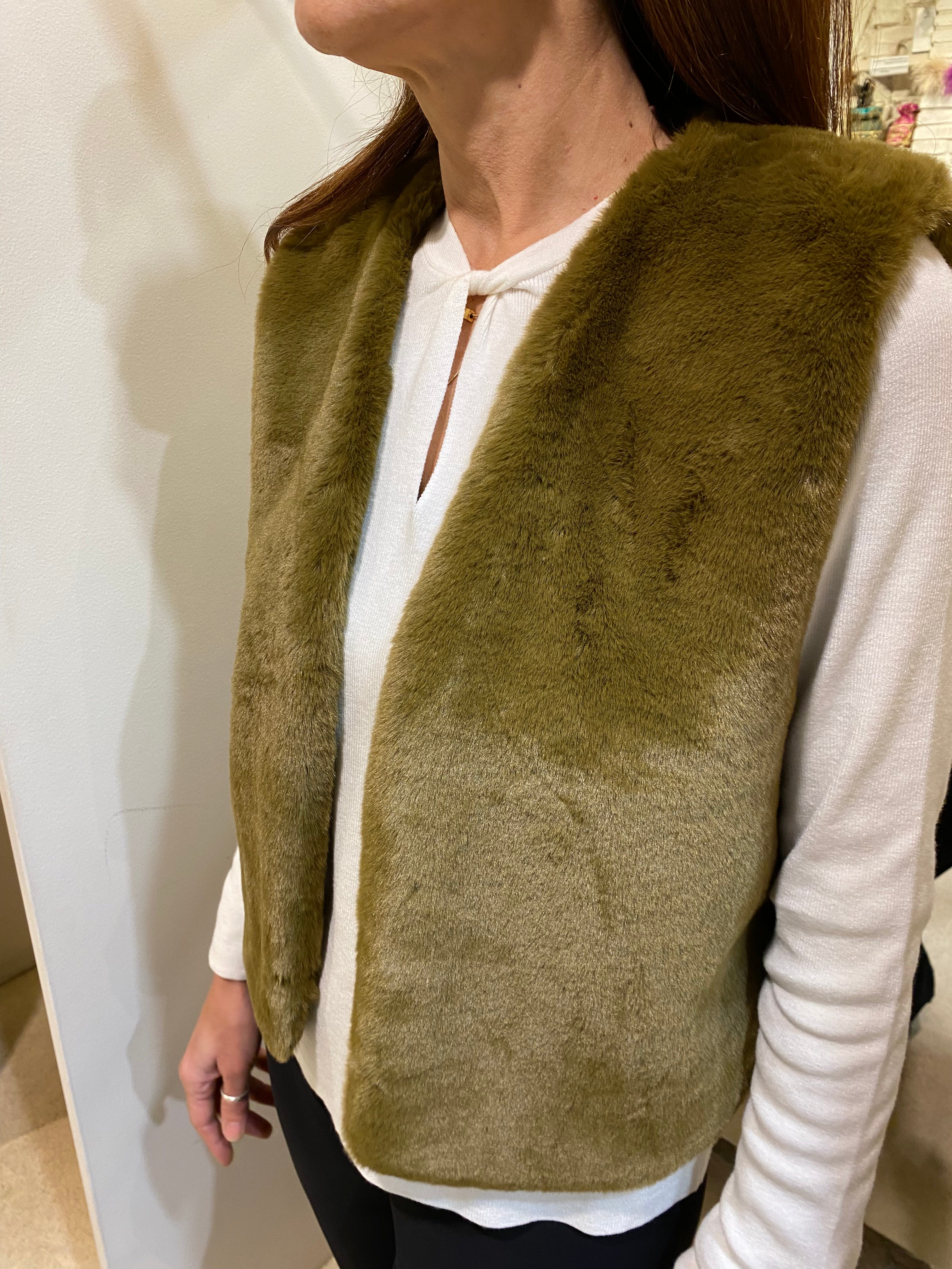 Short vest in plush fabric