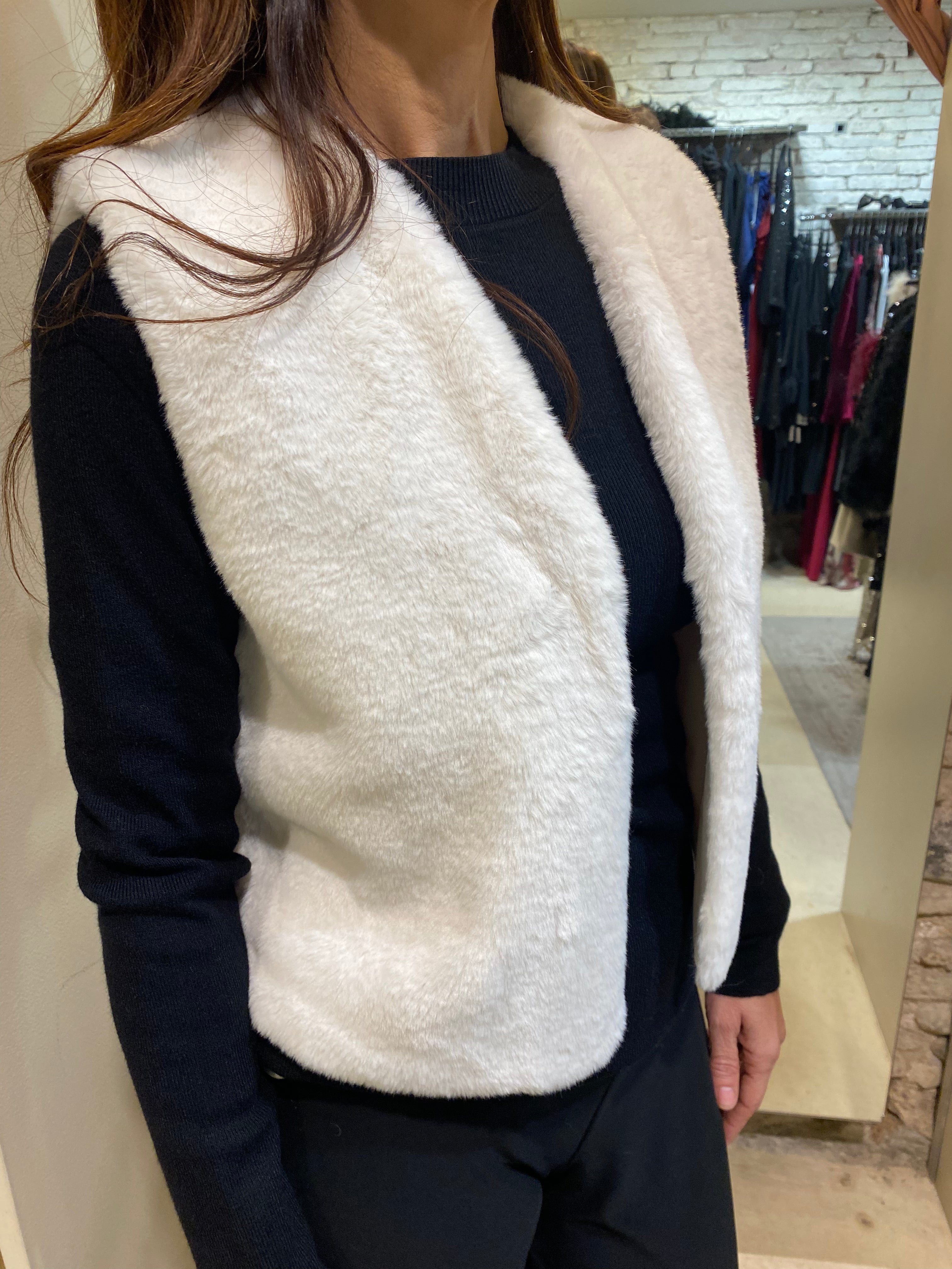 Short vest in plush fabric