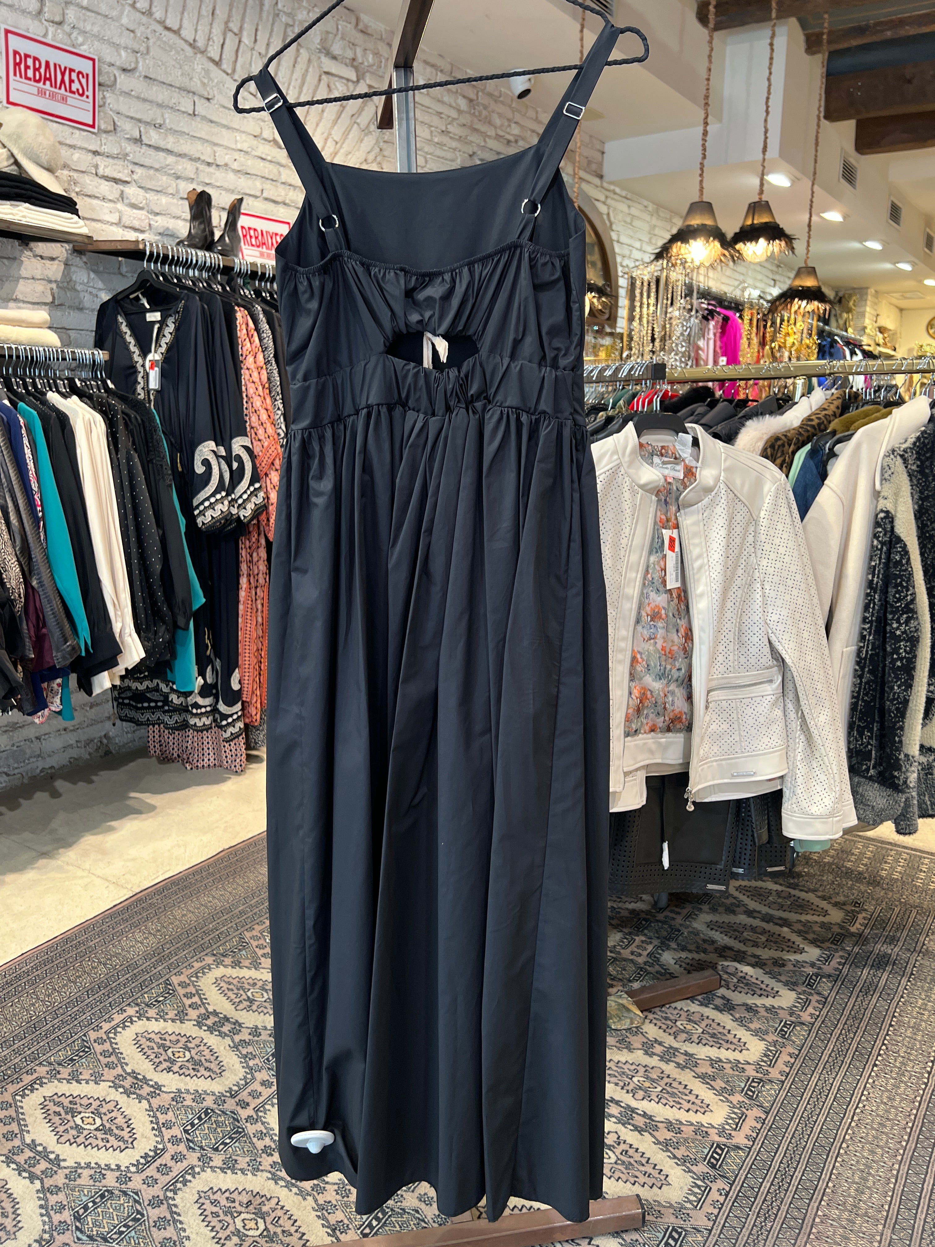 Robe asymétrique noire à volants