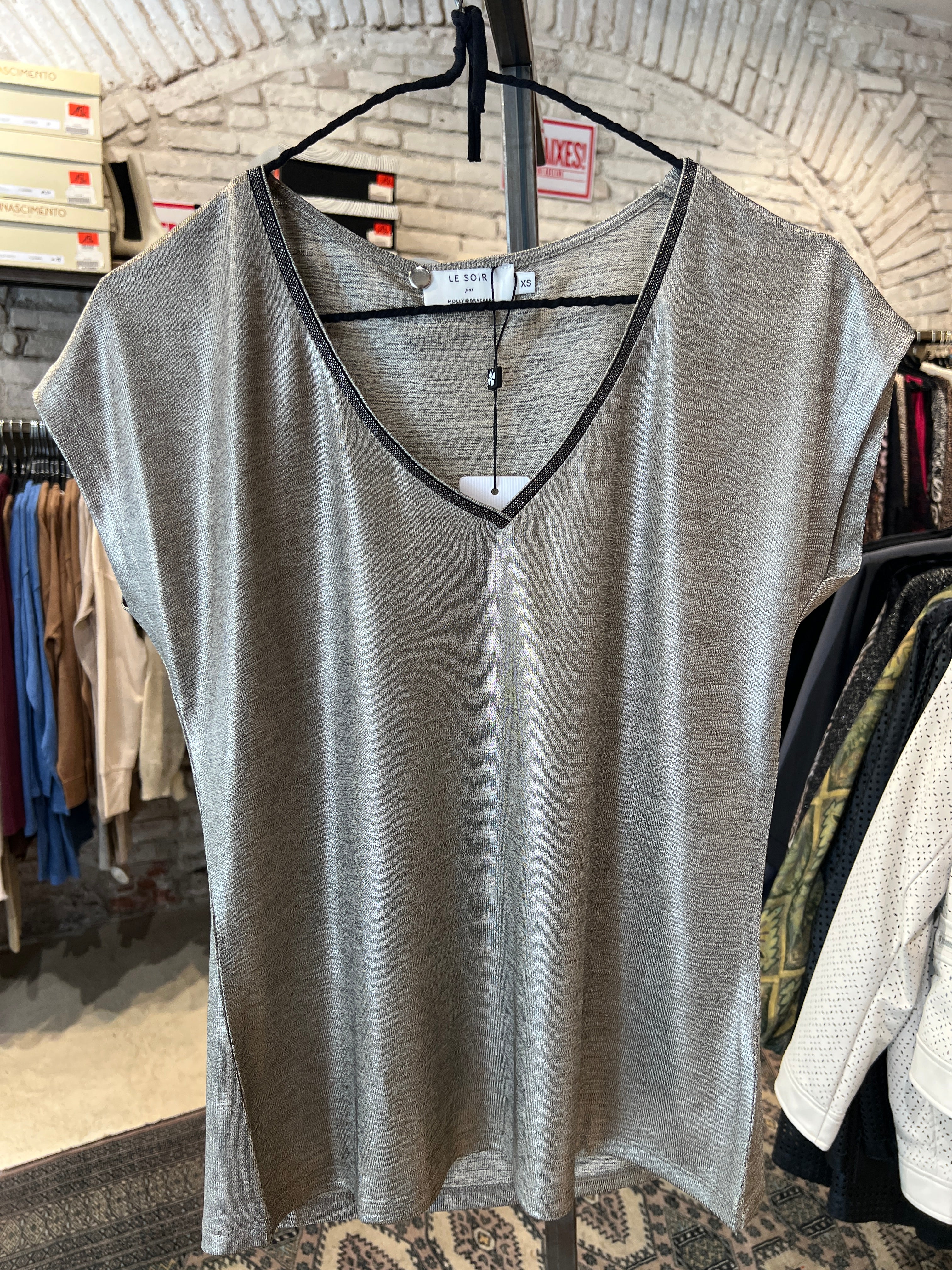 Chemisier en satin noir brillant 