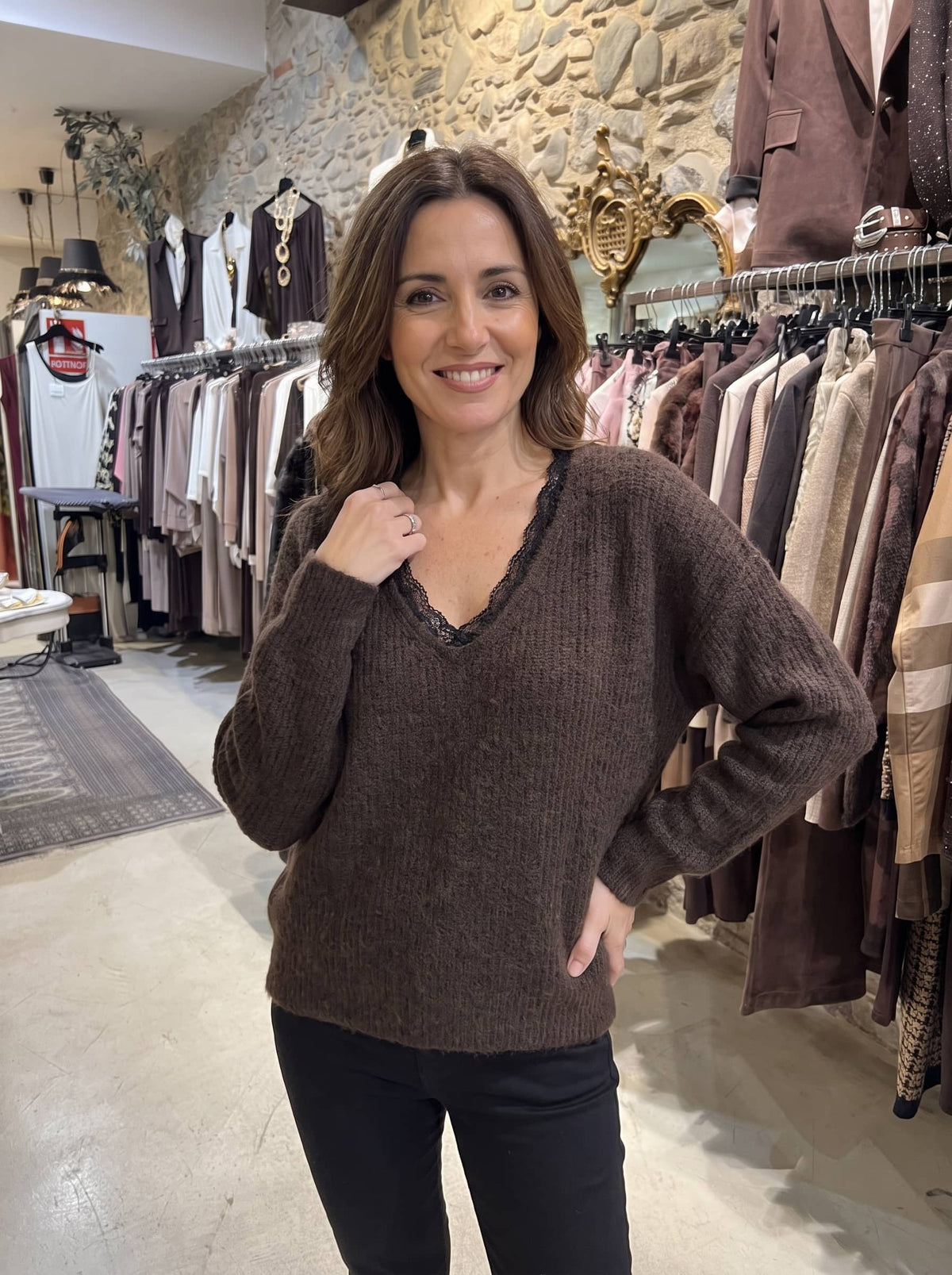 Jersey canalé puntilla cuello pico marrón
