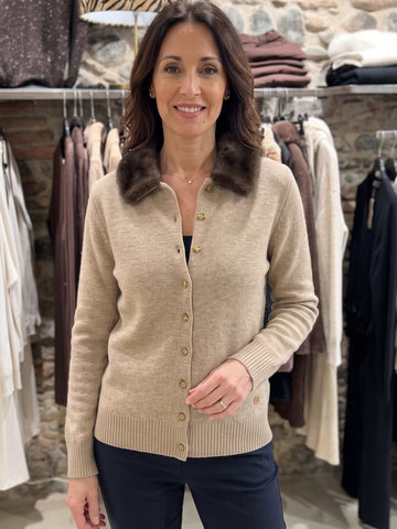 Cárdigan beige con cuello de pelo sintético