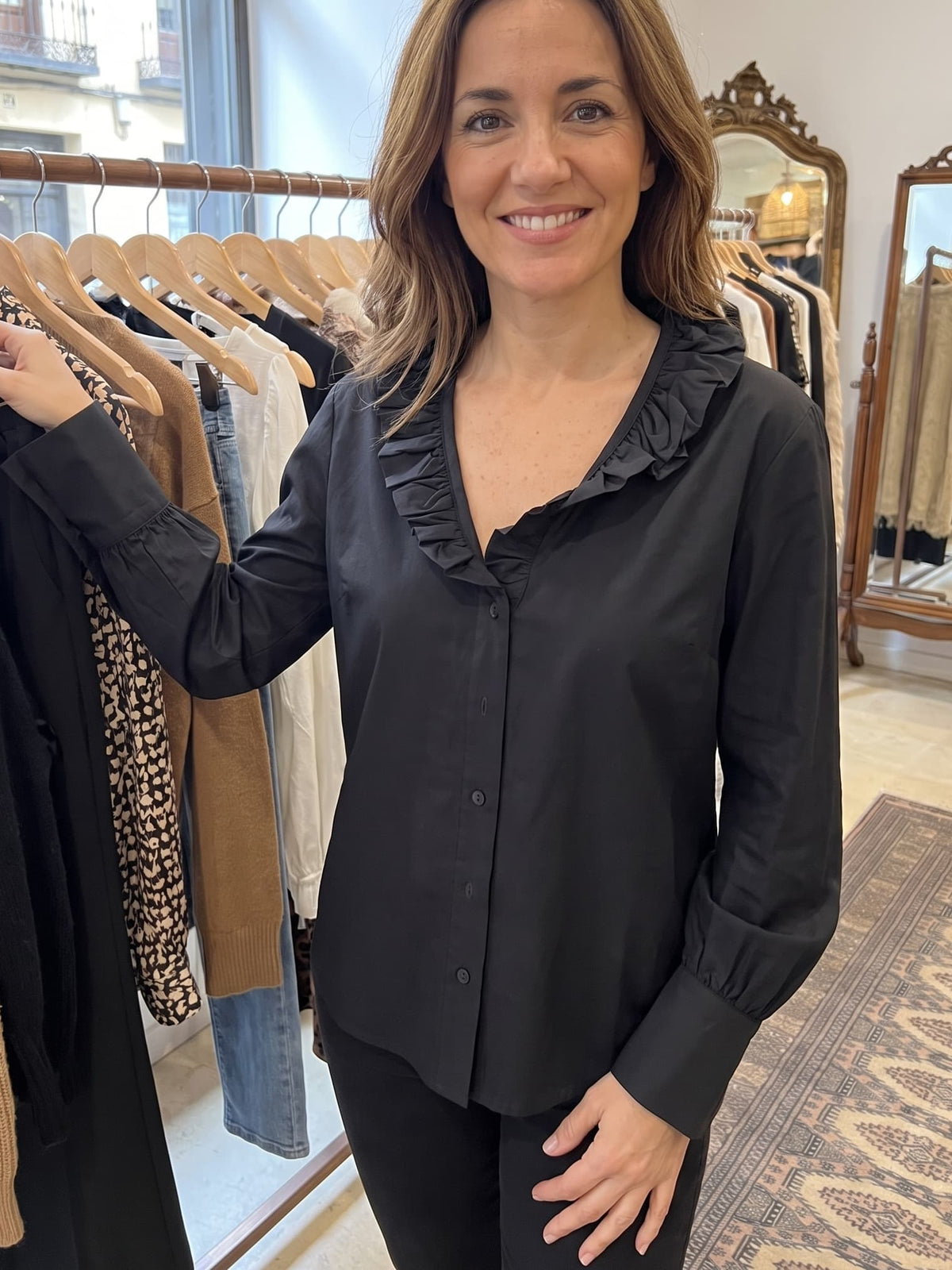 Blusa negra de cuello volante