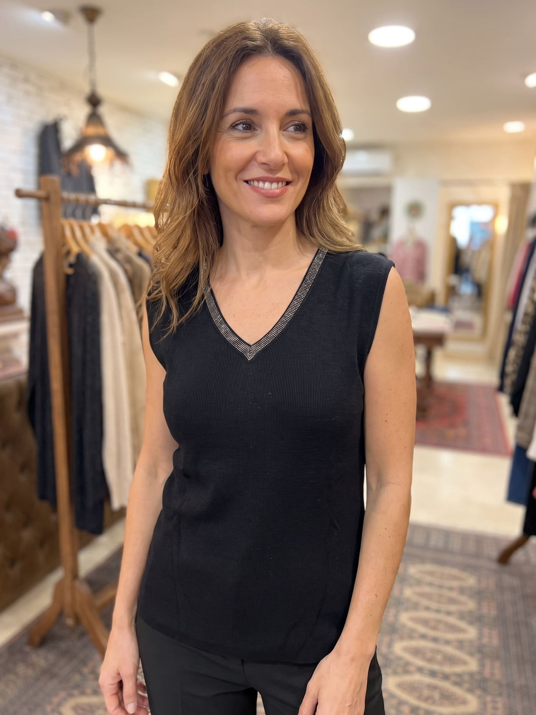 Jersey-Top negro con ribete de brillantes