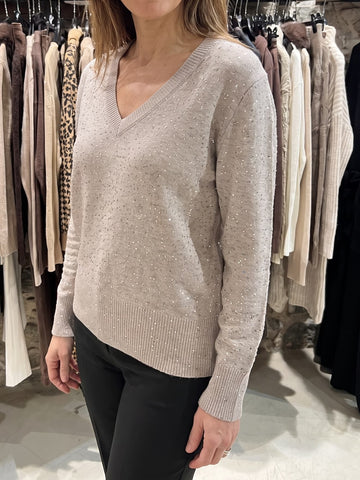 Jersey gris claro con brillo y cuello de pico