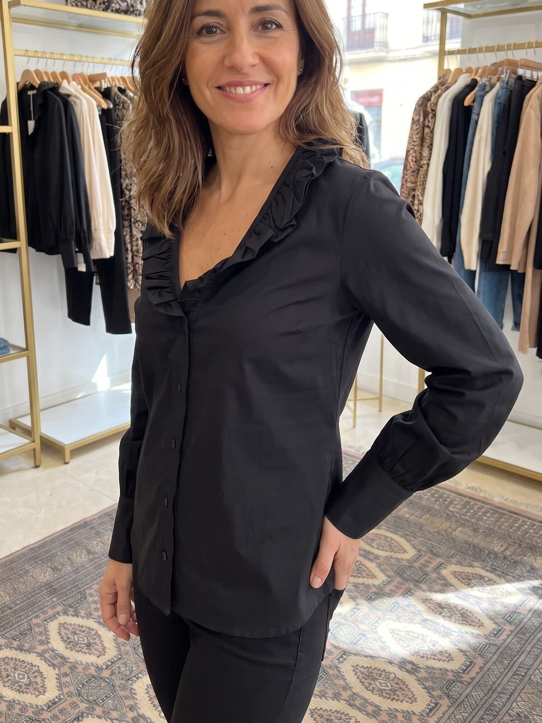 Blusa negra de cuello volante