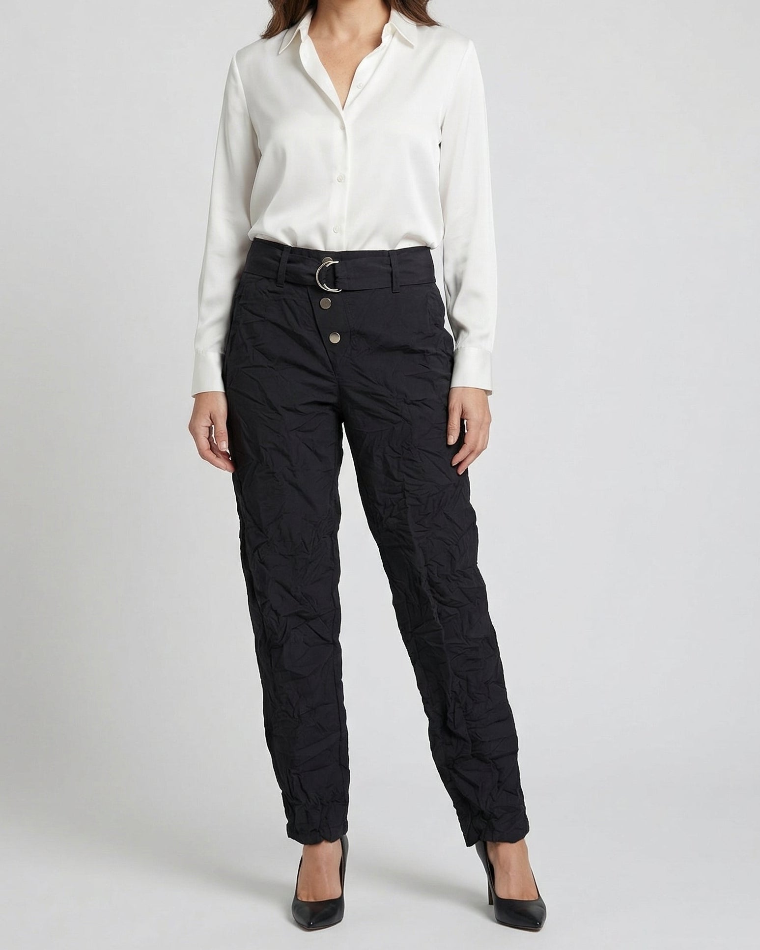 Pantalon noir à la texture froissée