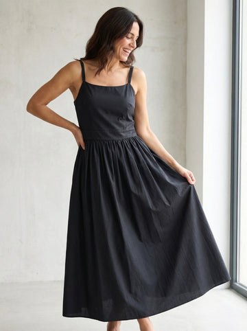 Robe longue à bretelles et encolure droite