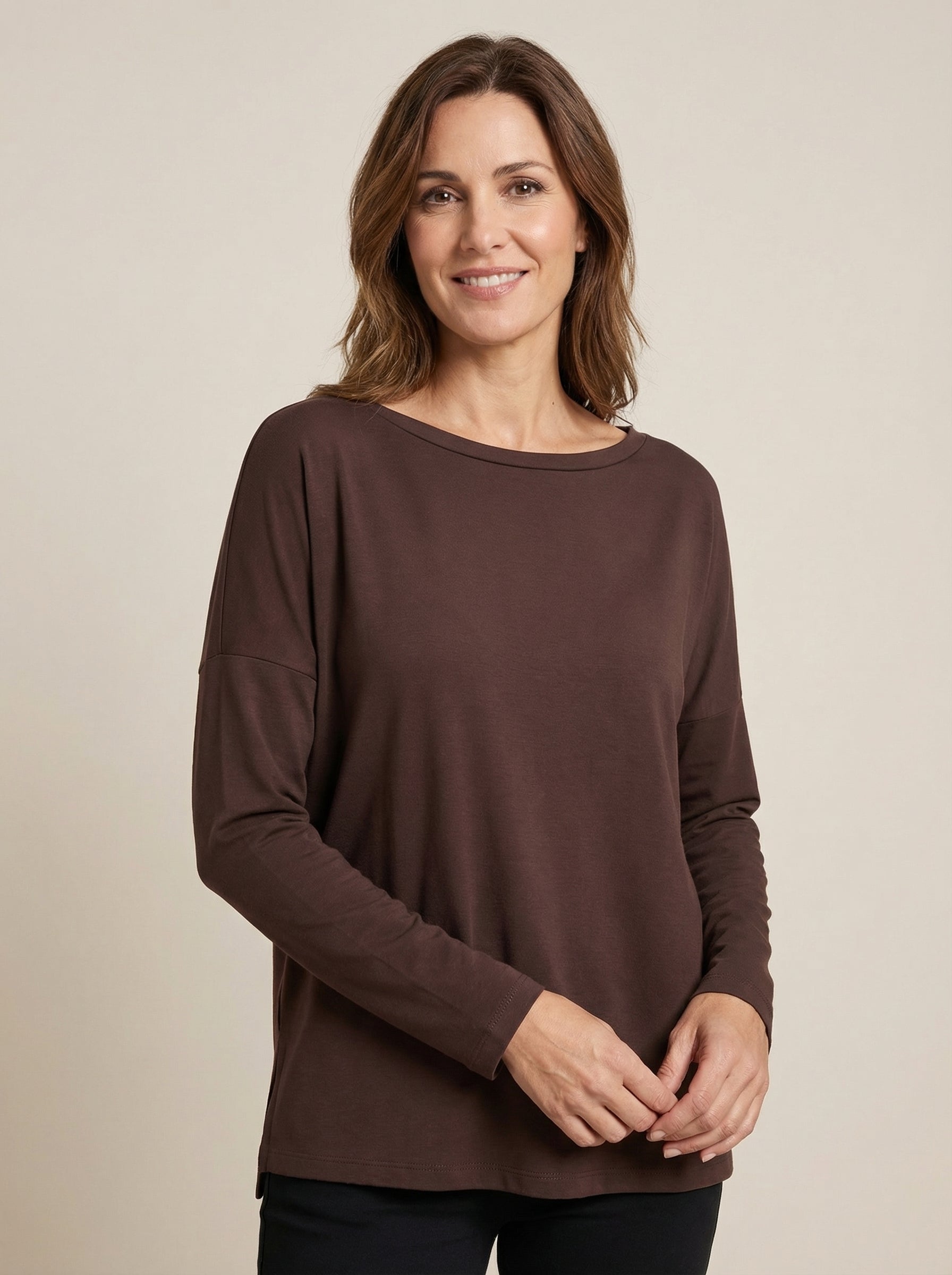 Pull beige à col roulé décontracté.