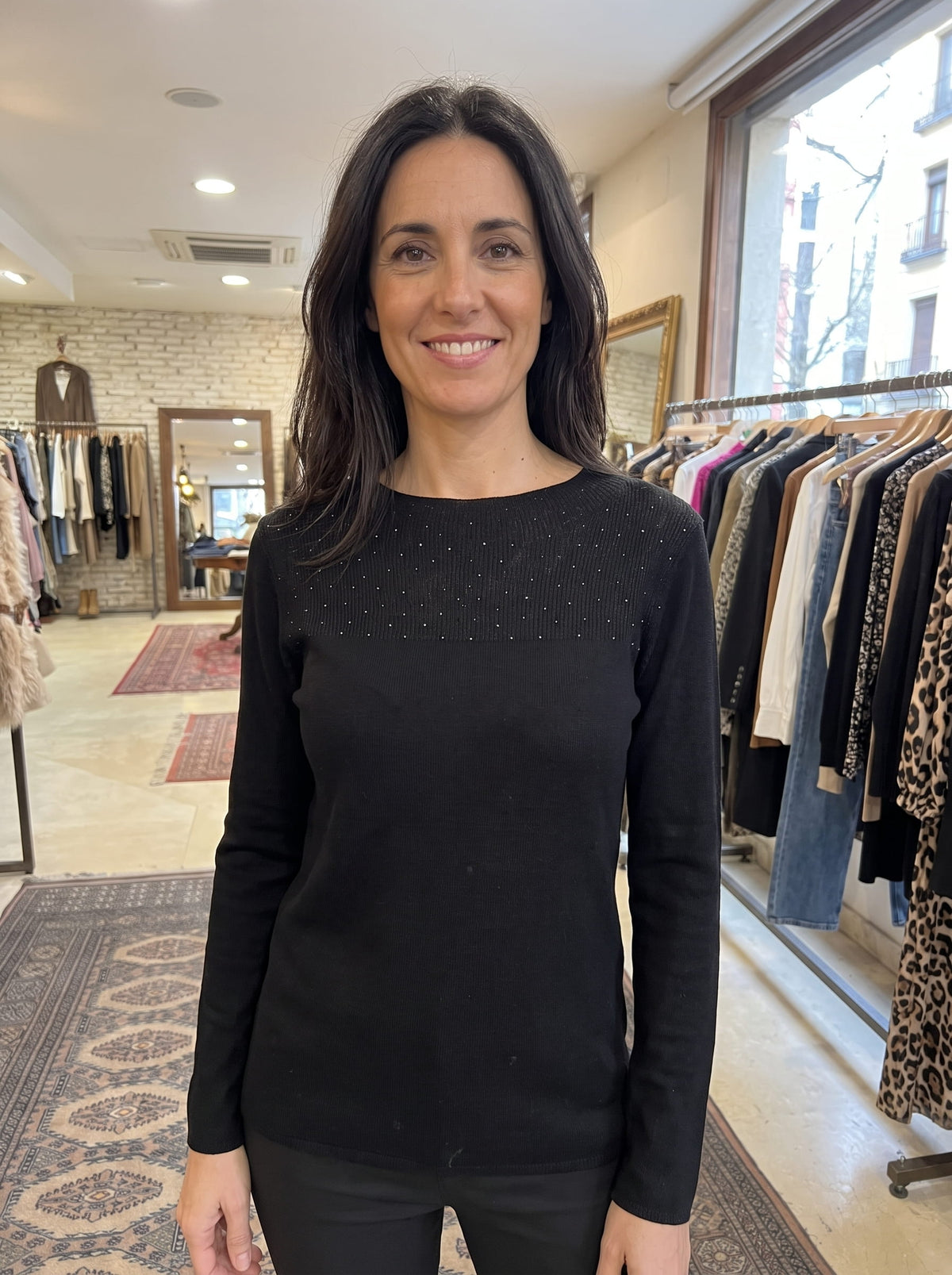 Jersey negro de cuello redondo con pedrería