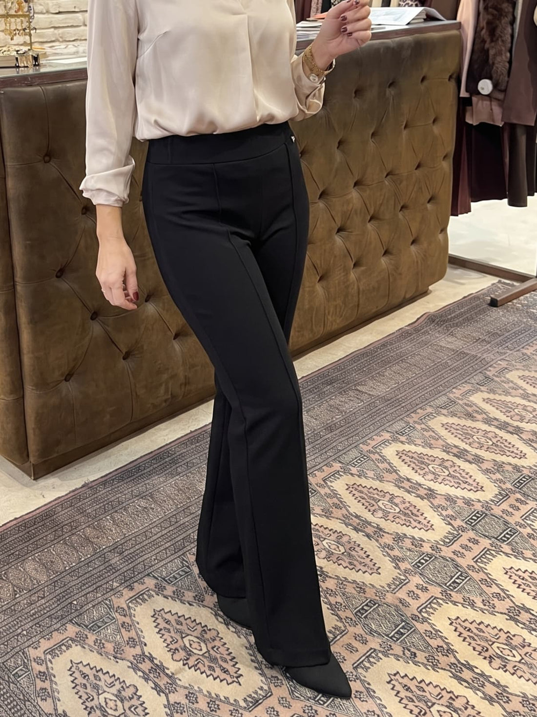 Pantalón negro acampanado