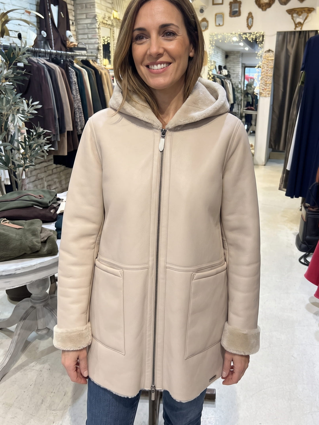 Abrigo de piel beige con capucha de borreguito