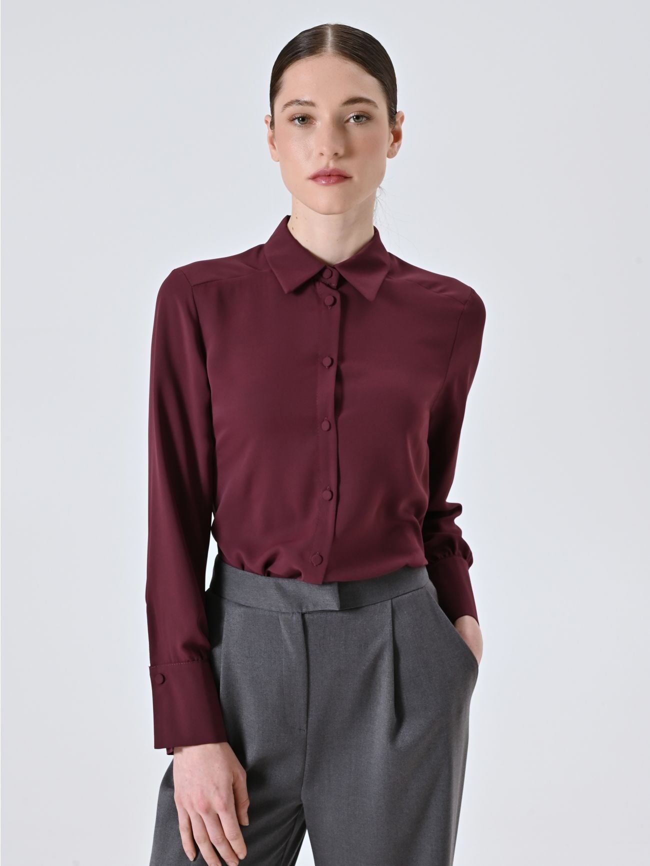 Camisa caída con botones revestidos