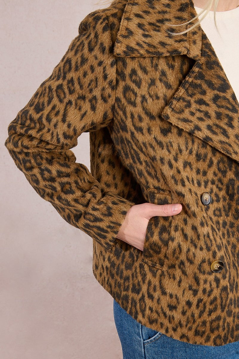 Chaqueta corta con estampado y doble botonadura