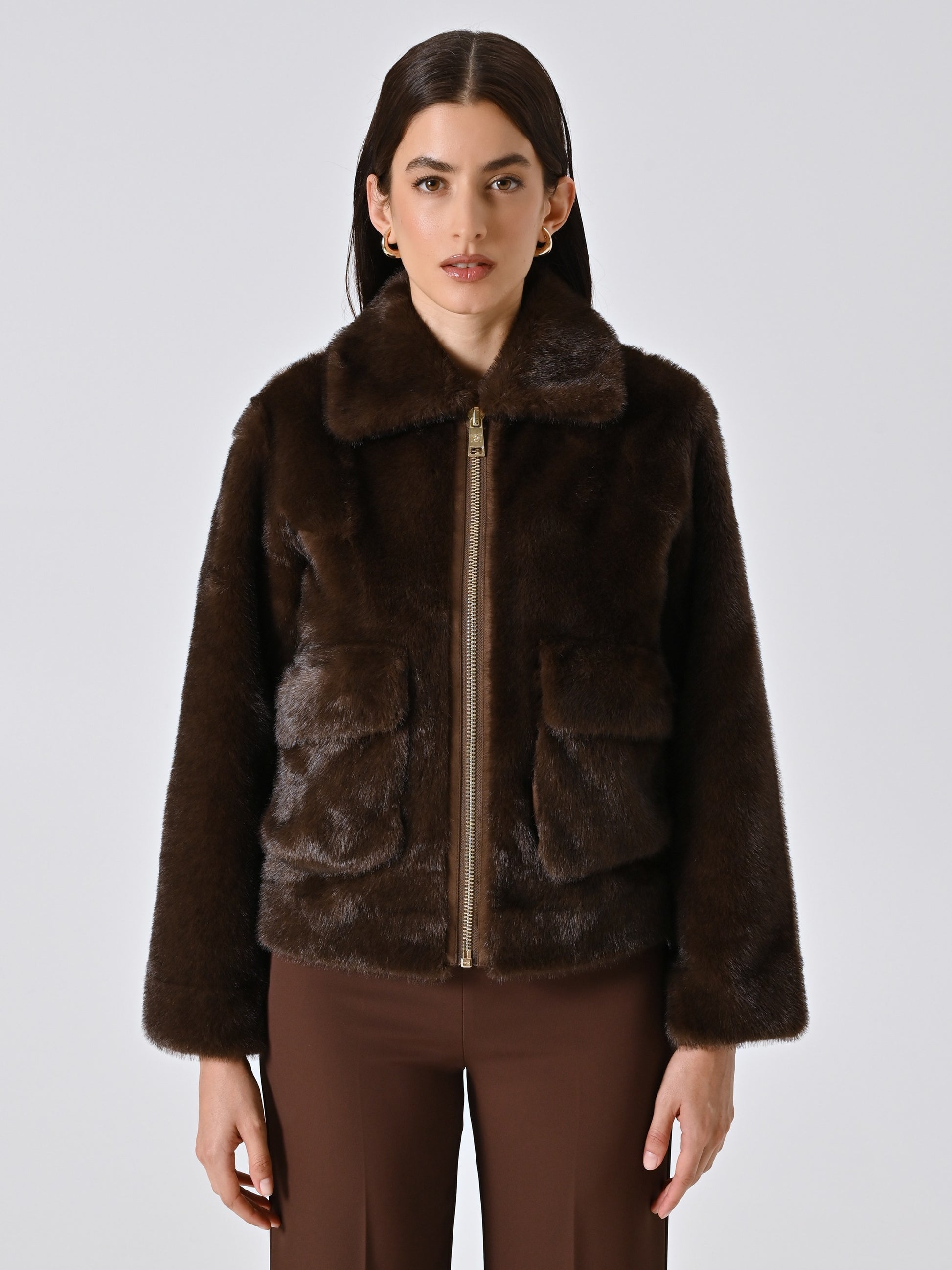 Chaqueta corta de pelo sintético marrón