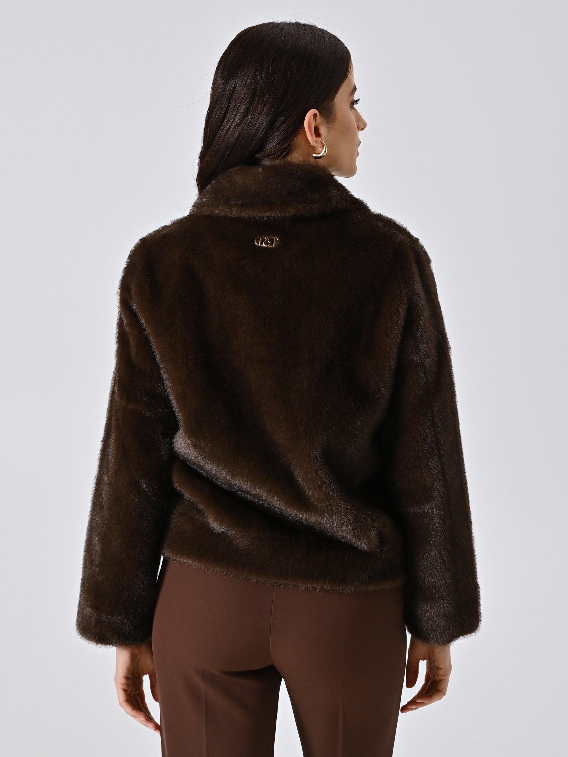 Chaqueta corta de pelo sintético marrón