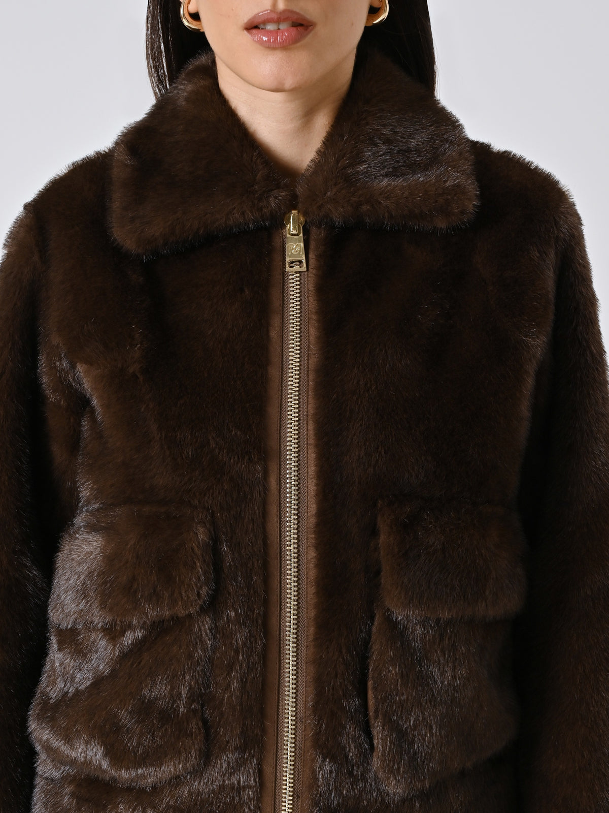 Chaqueta corta de pelo sintético marrón