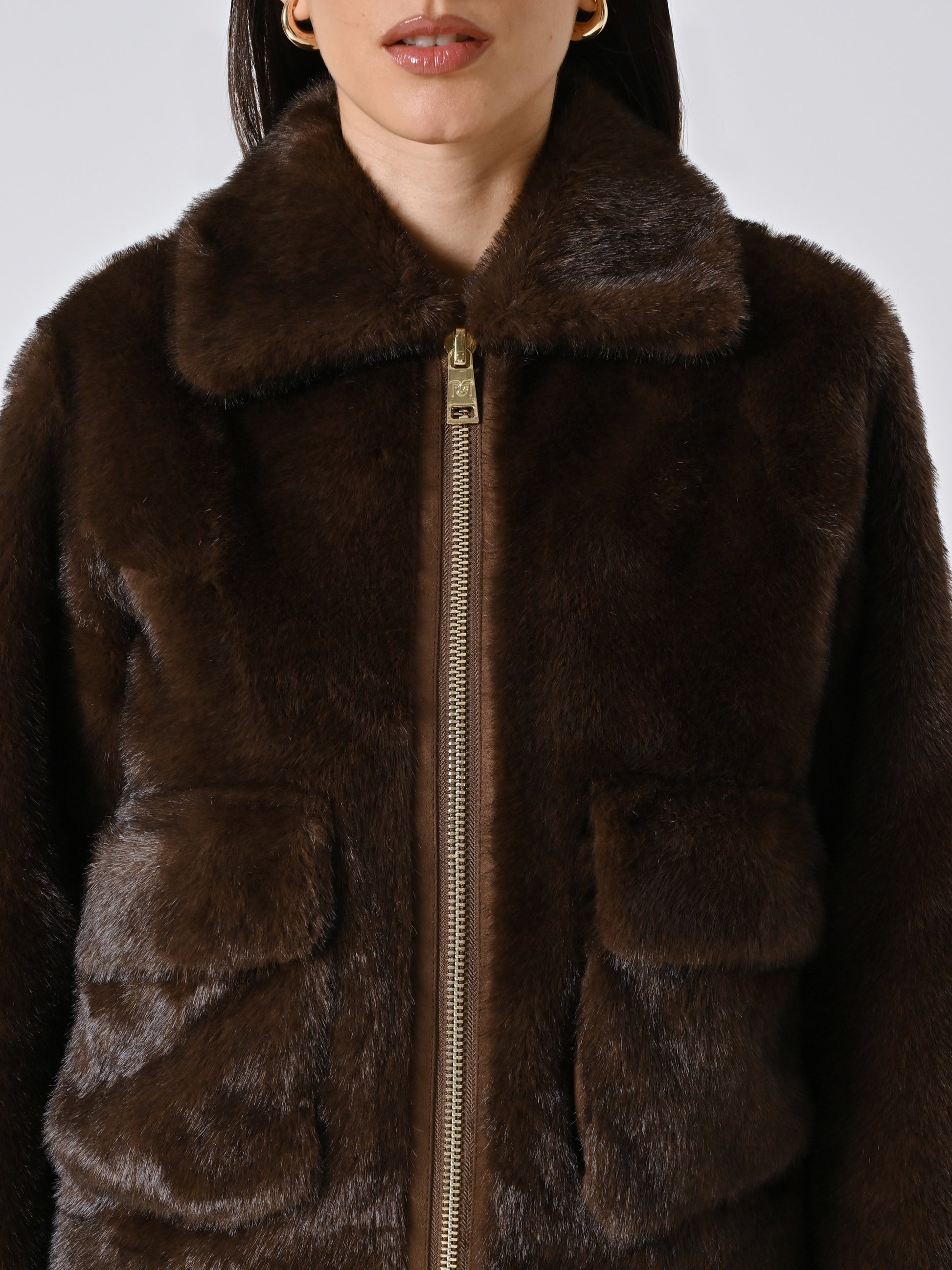 Chaqueta corta de pelo sintético marrón