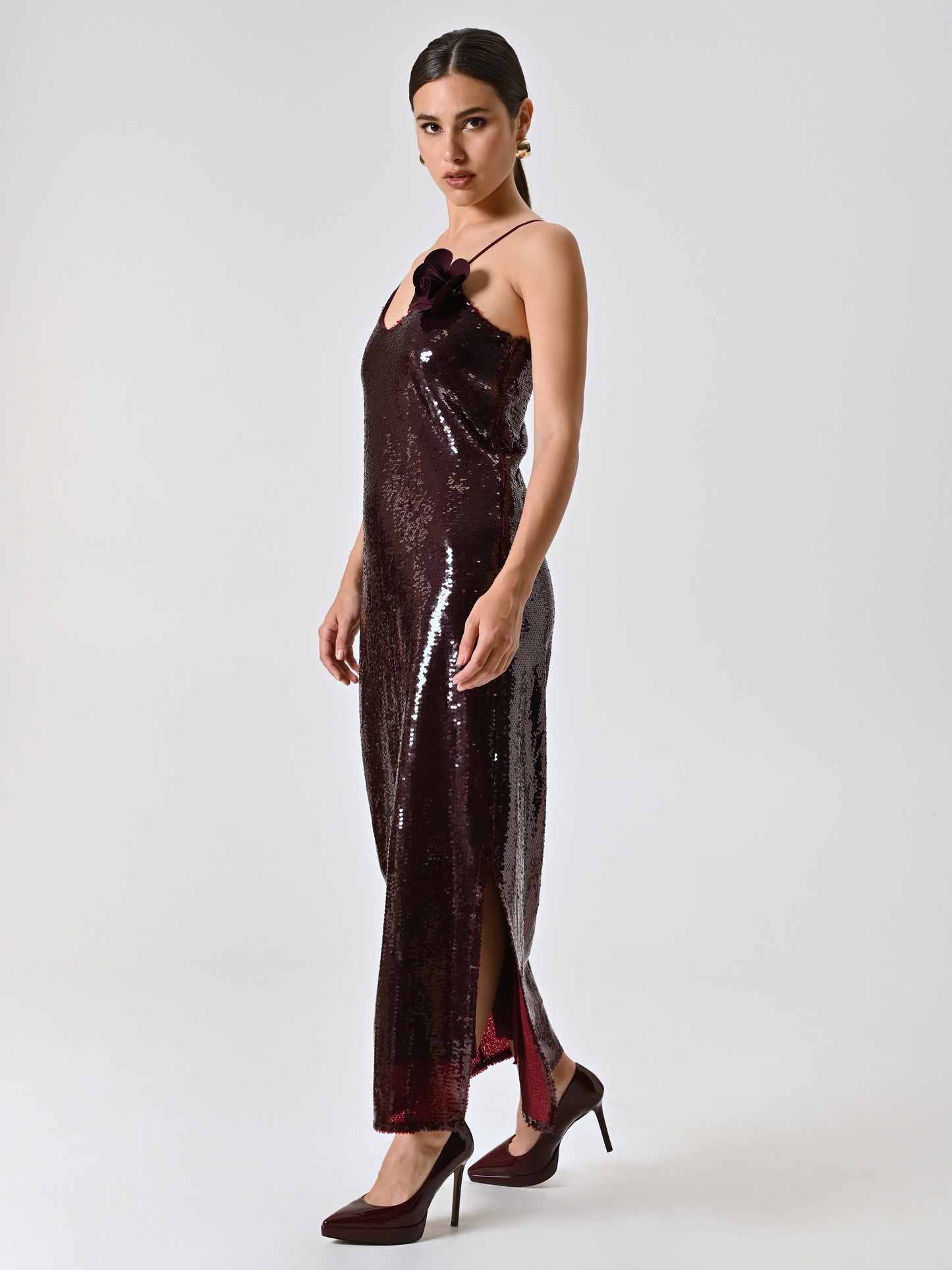 Vestido burdeos con lentejuelas all-over