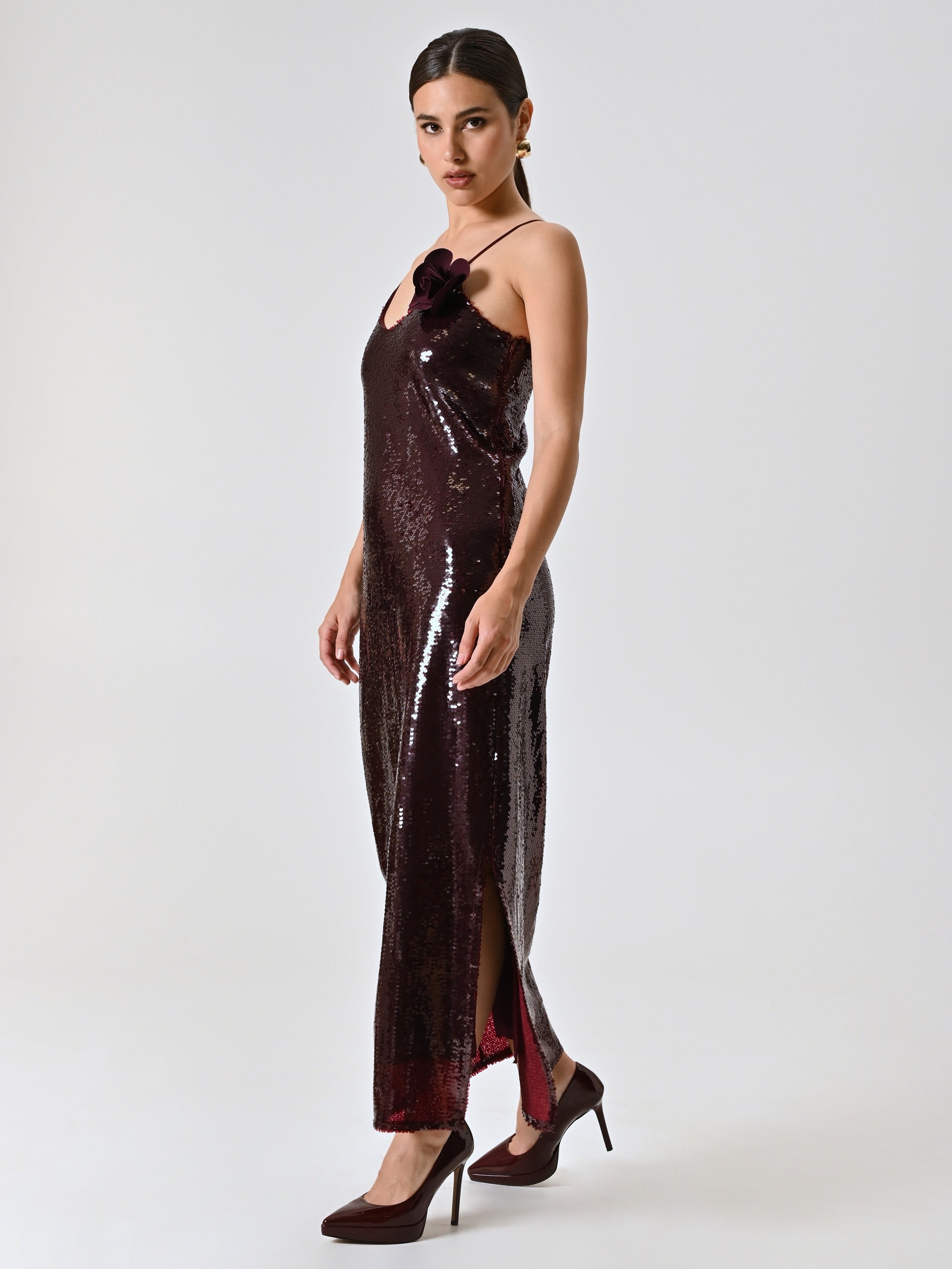 Vestido burdeos con lentejuelas all-over