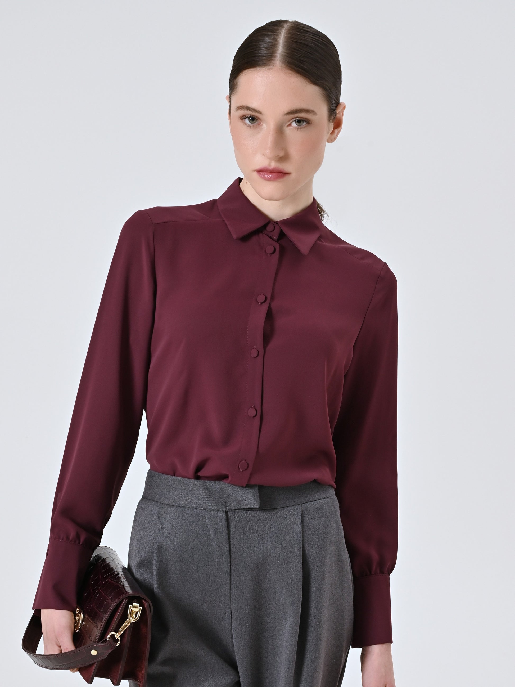 Camisa caída con botones revestidos