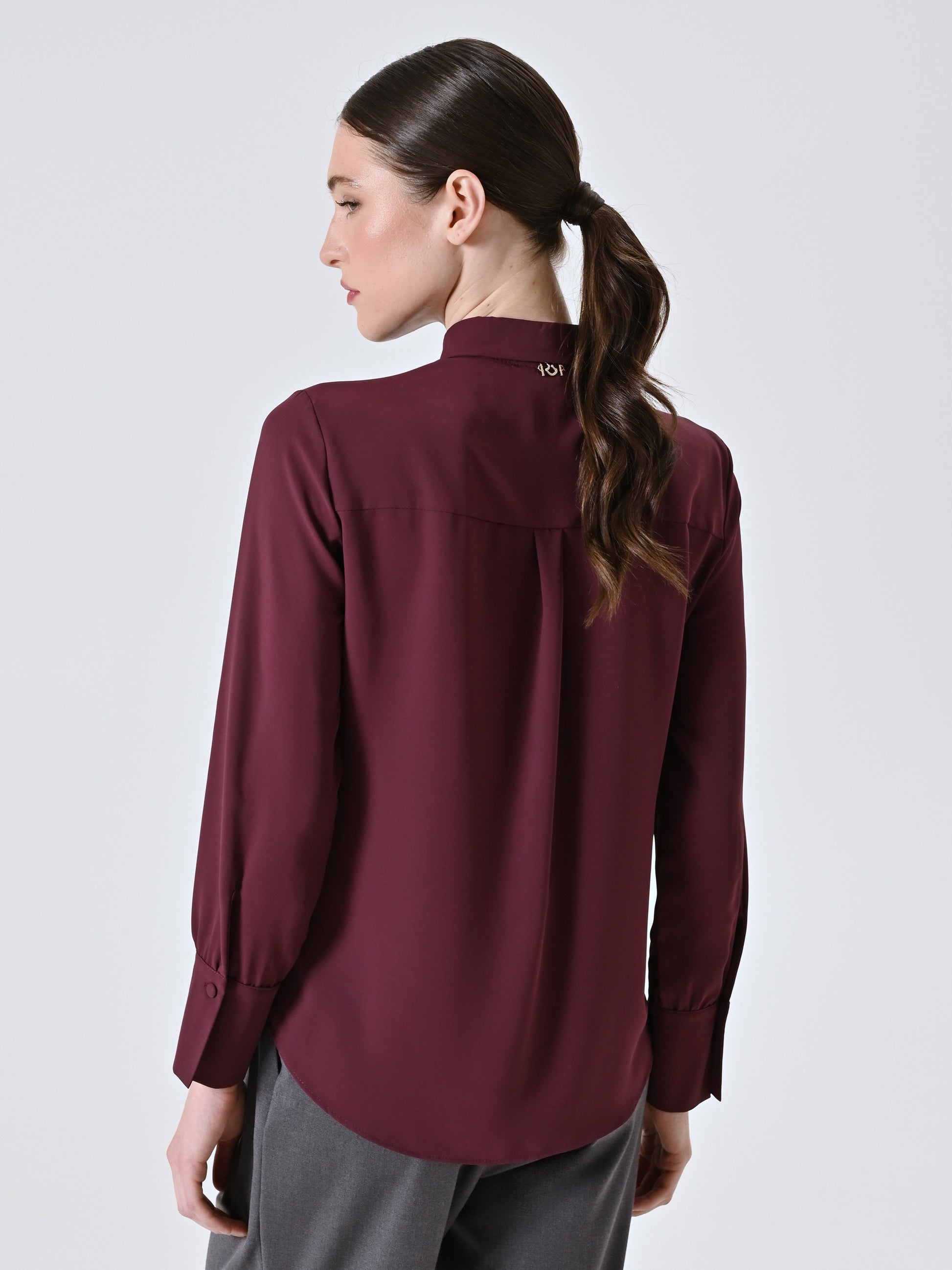 Camisa caída con botones revestidos