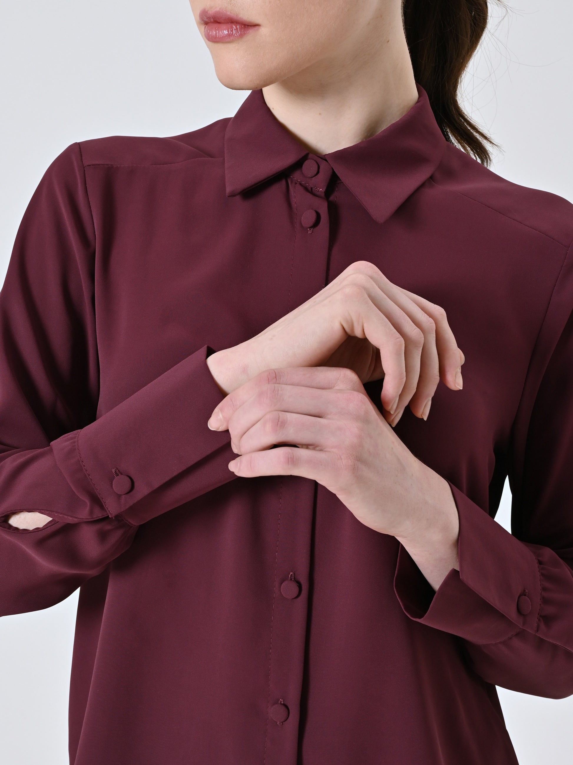 Camisa caída con botones revestidos