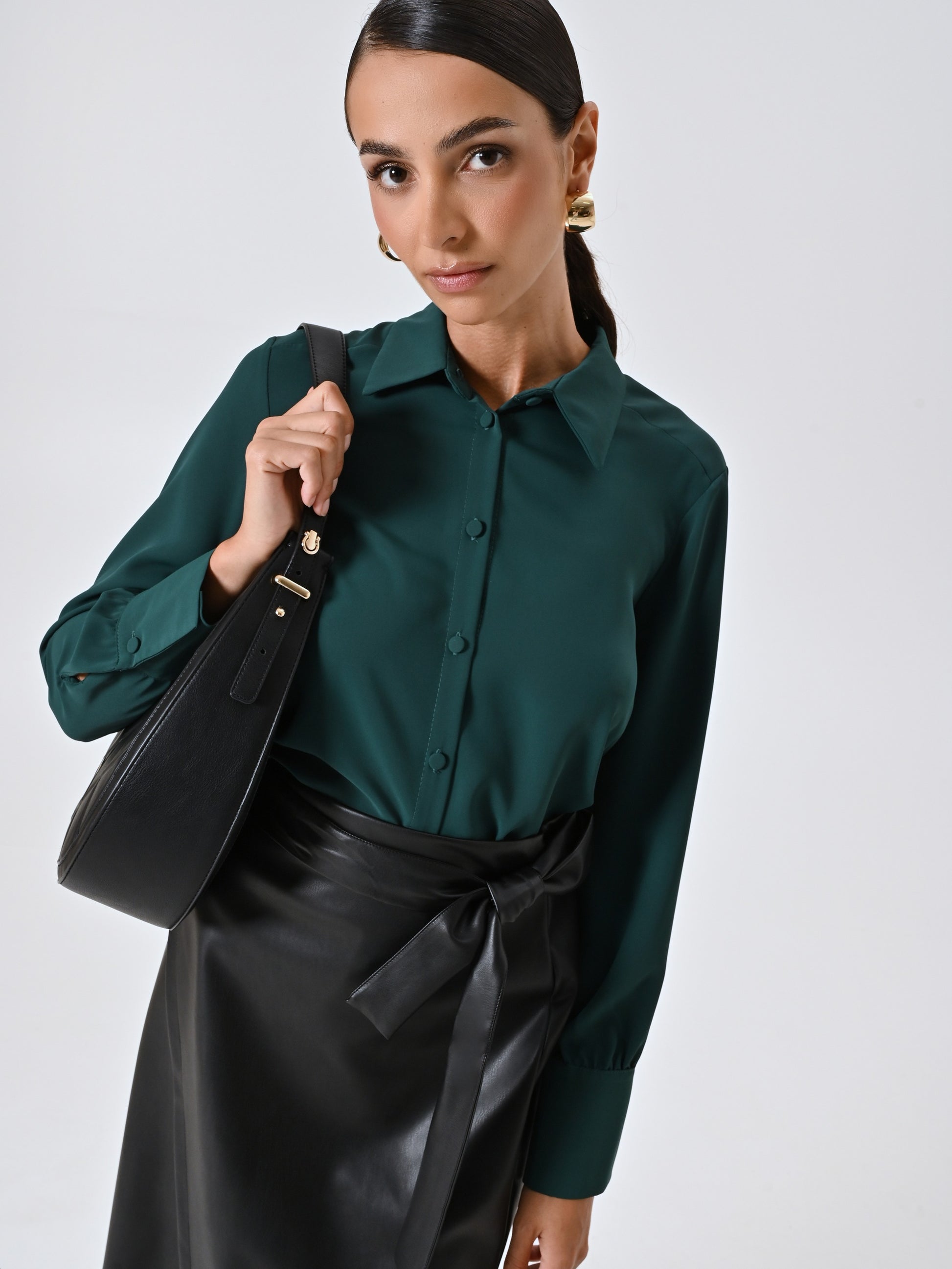 Camisa caída con botones revestidos