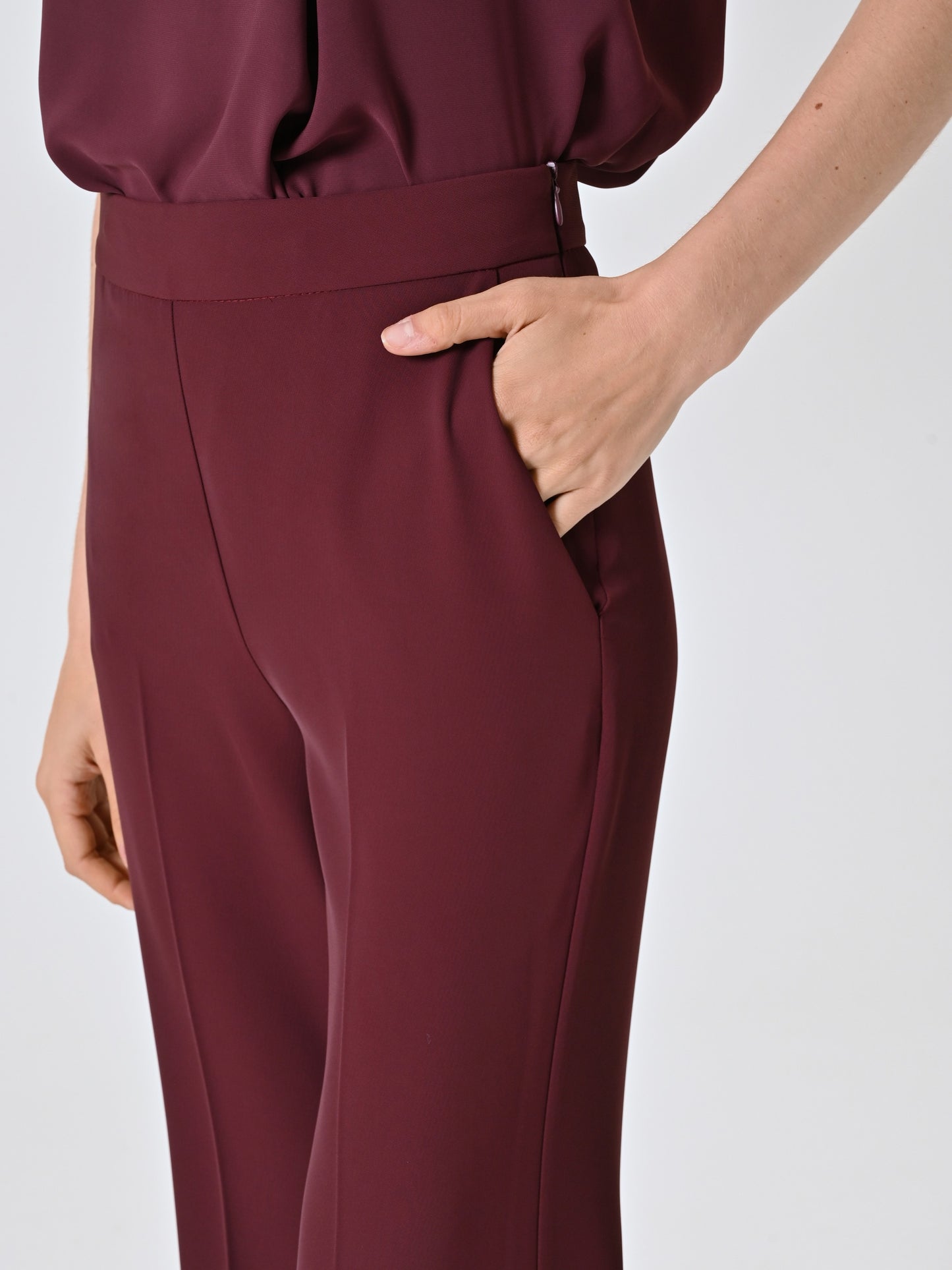 Pantalón en cady burdeos