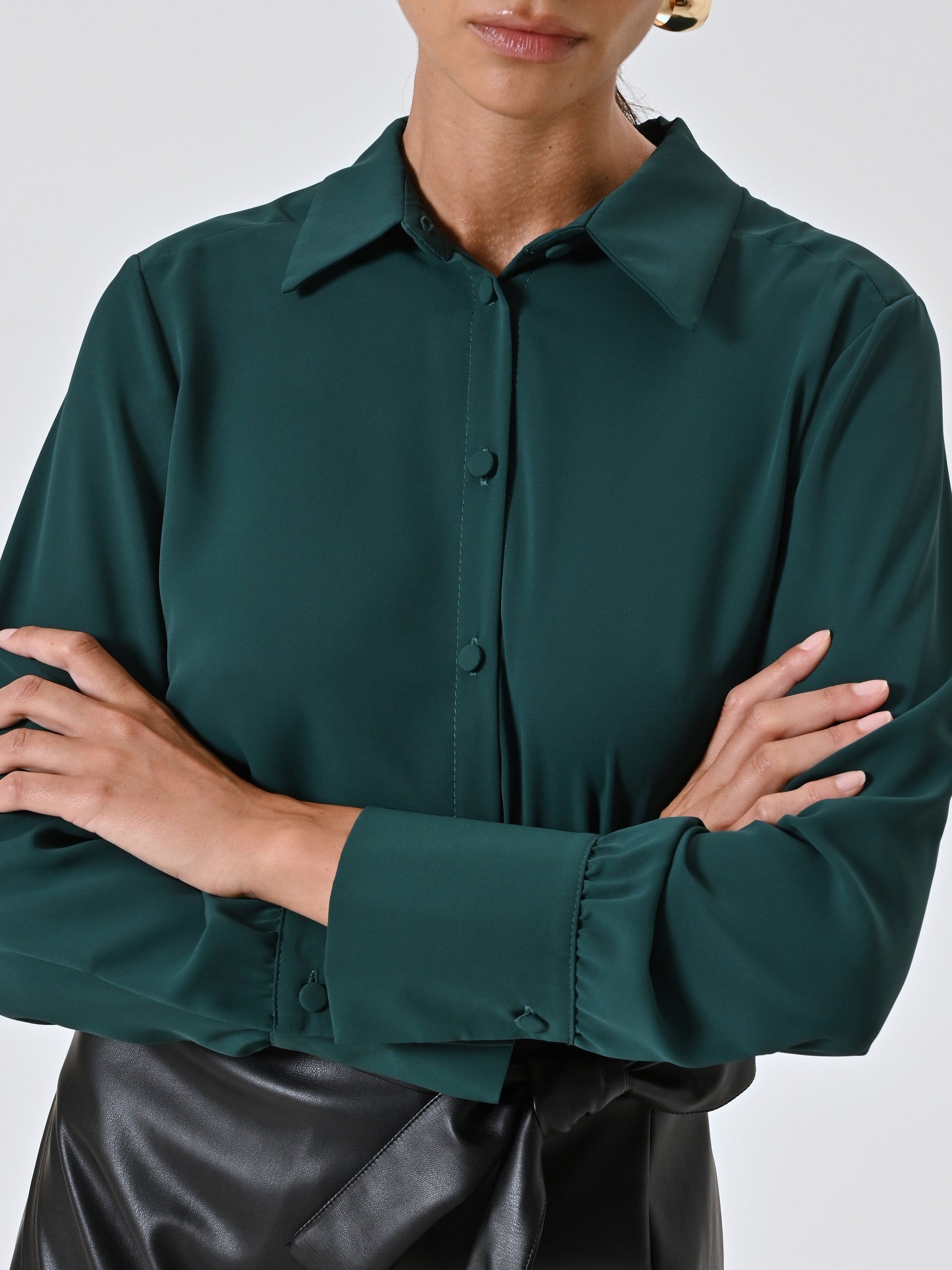 Camisa caída con botones revestidos