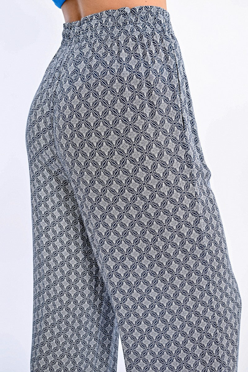 Pantalón largo con estampado y lazada