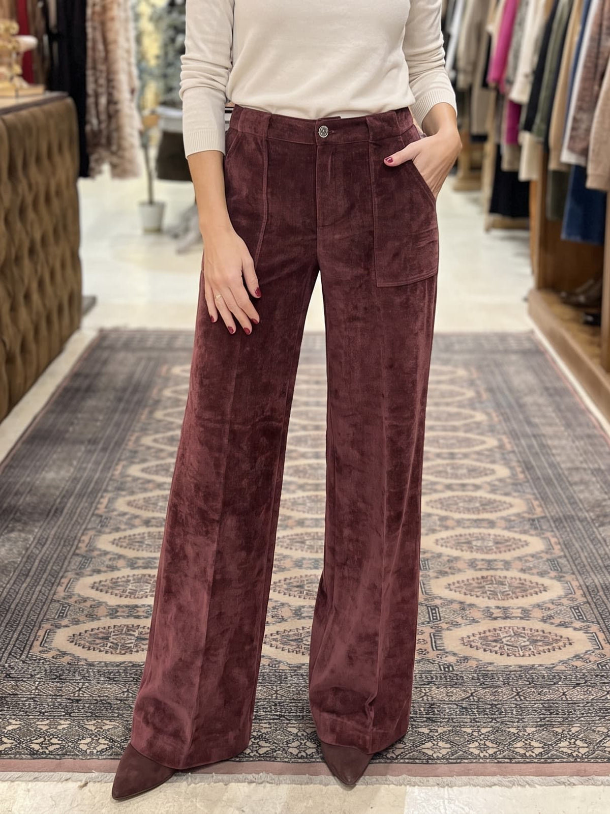 Pantalón burdeos de pana ancho con bolsillos