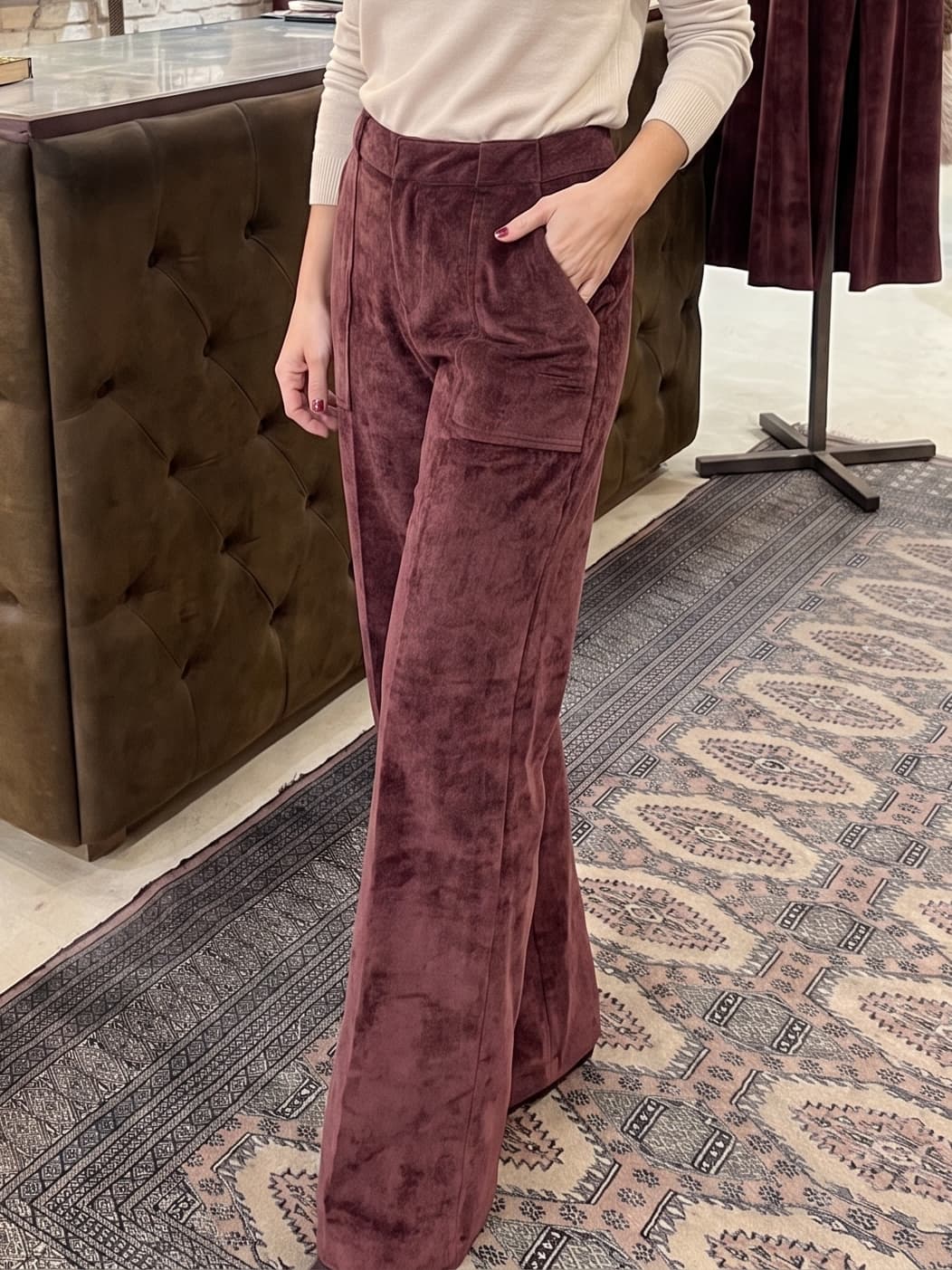 Pantalón burdeos de pana ancho con bolsillos