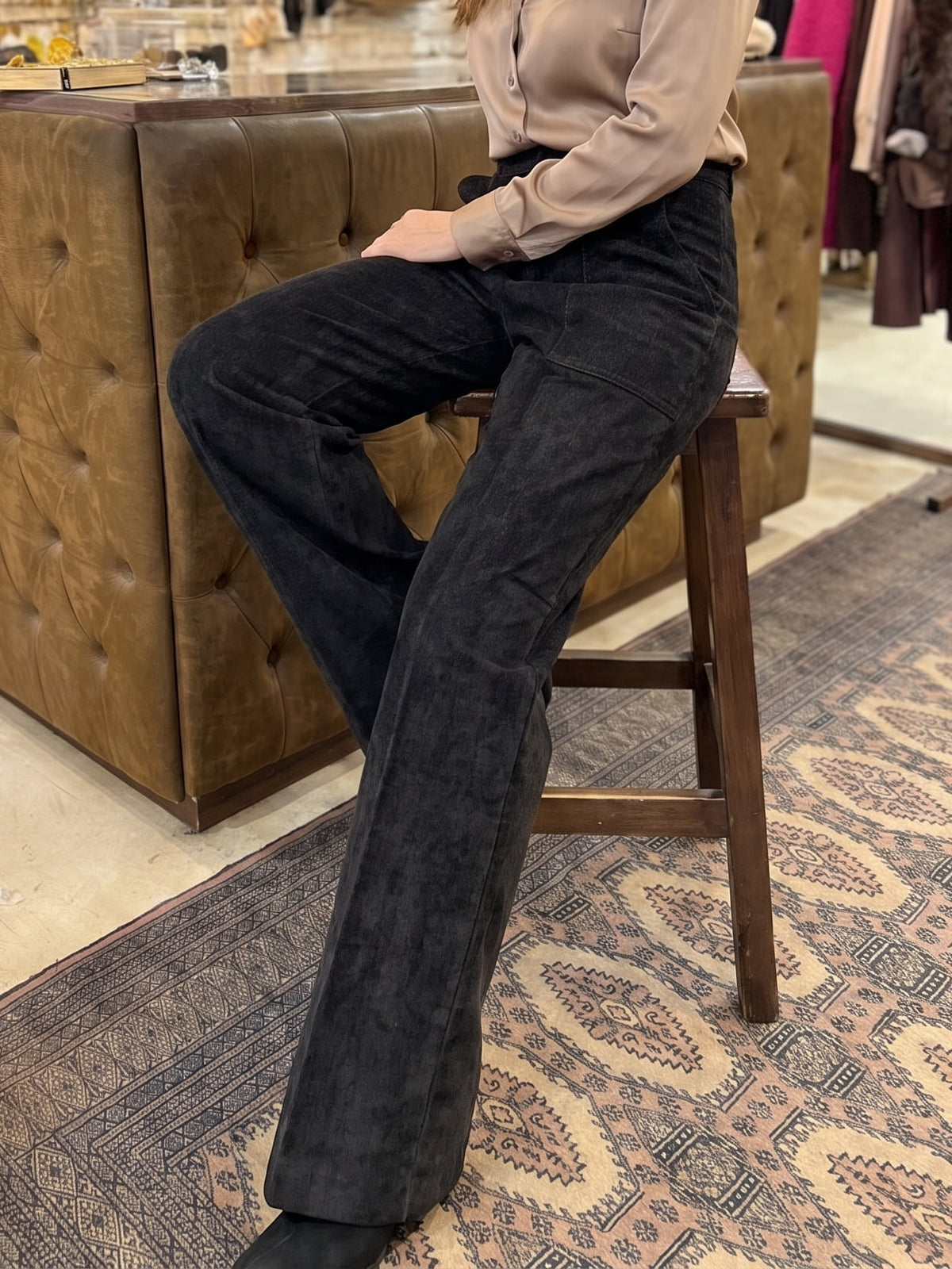 Pantalón negro de pana con costuras pierna