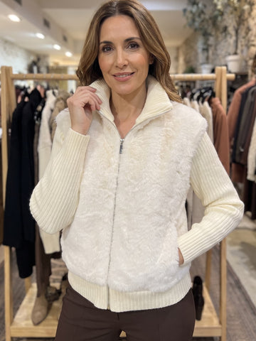 Chaqueta de borreguito marfil con mangas de punto canalé
