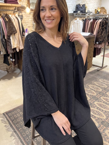 Jersey negro oversize con pedrería en las mangas