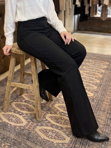 Pantalón negro acampanado