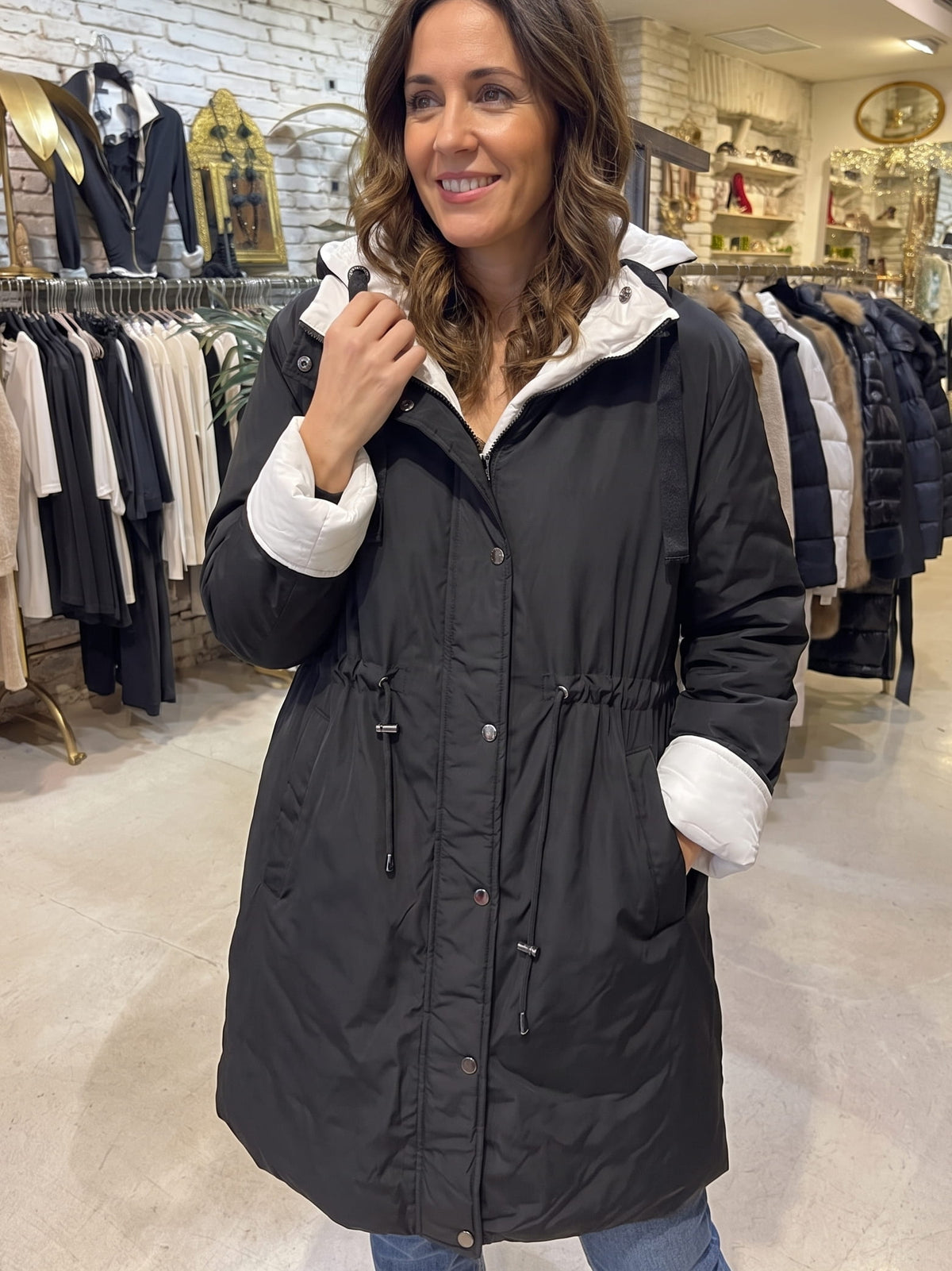 Parka negra con capucha