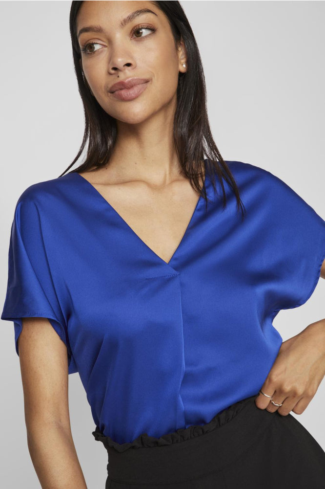 Camiseta de satén con cuello en V