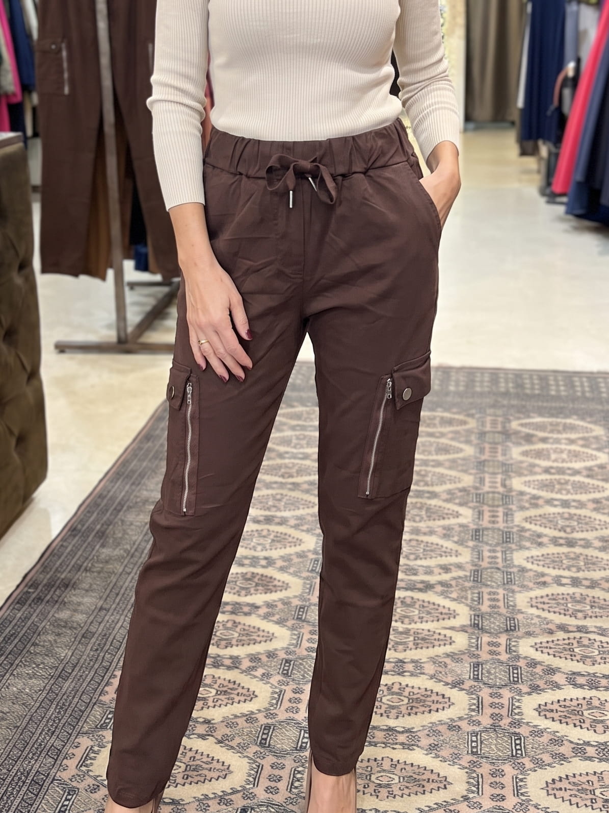 Pantalón marrón cargo con cordón