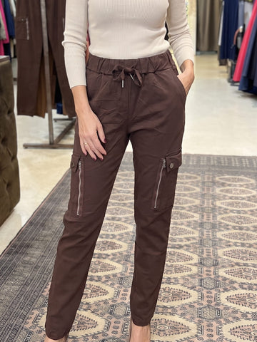 Pantalón marrón cargo con cordón